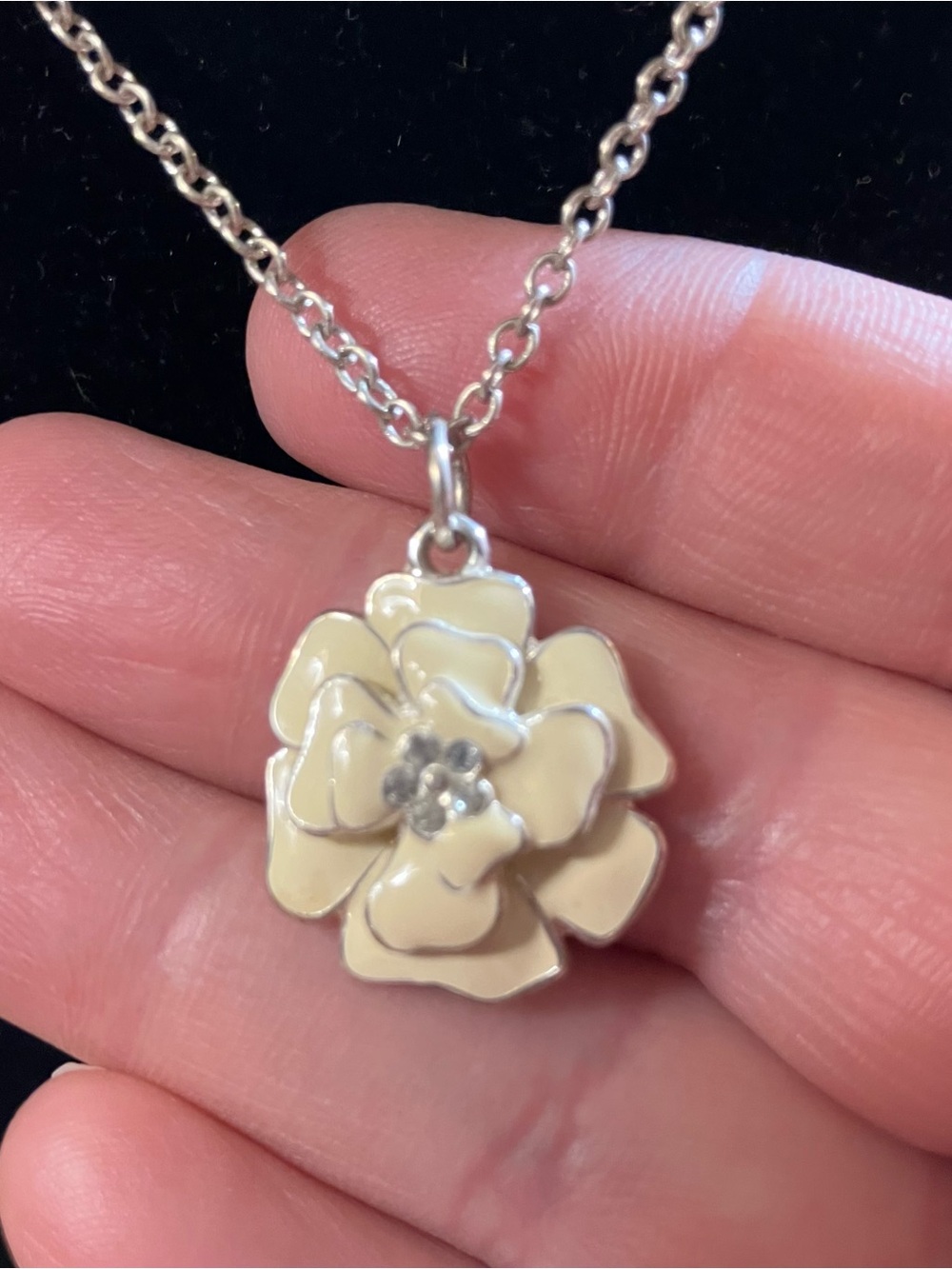 Stella & Dot Cream Enamel Flower Necklace 14-16” Silver Tone